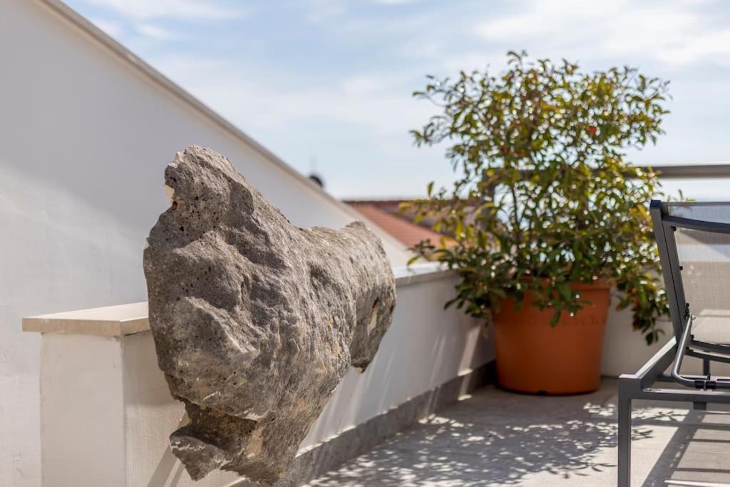 Holiday Home Lolina,Sea On A Palm! Heated Pool Трогир Екстериор снимка