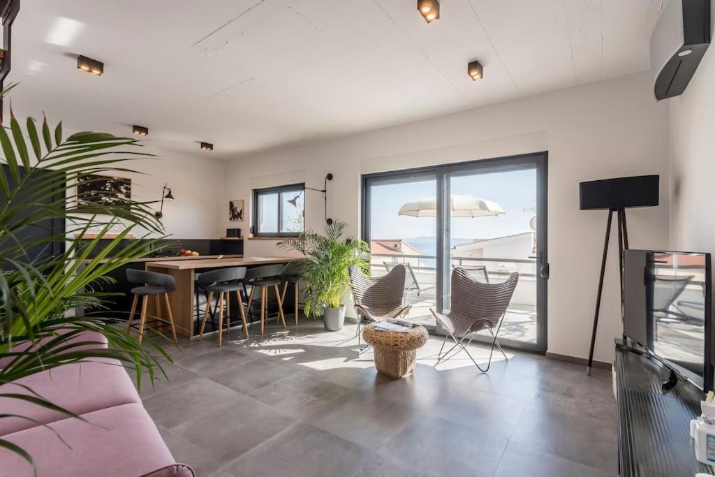 Holiday Home Lolina,Sea On A Palm! Heated Pool Трогир Екстериор снимка