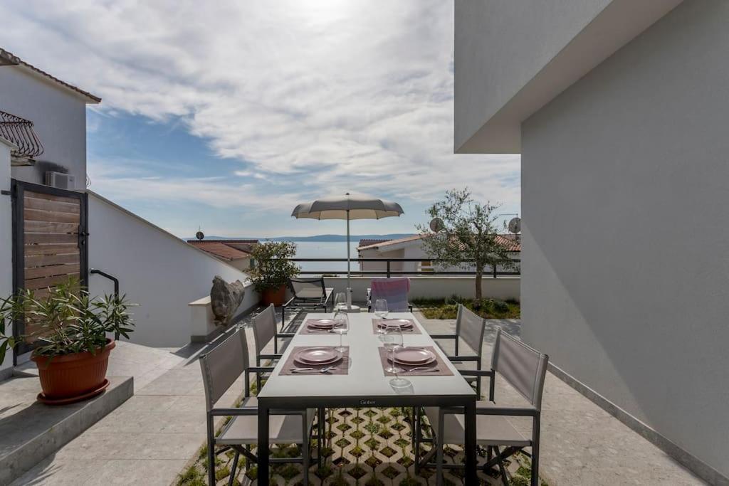 Holiday Home Lolina,Sea On A Palm! Heated Pool Трогир Екстериор снимка