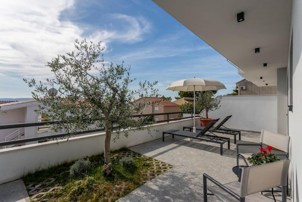 Holiday Home Lolina,Sea On A Palm! Heated Pool Трогир Екстериор снимка